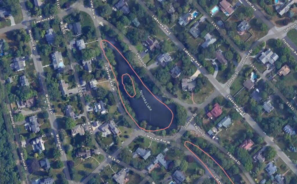 Luchtfoto van een woonwijk met een klein meer met het label "Mprndl Lake" in het midden. Straten zoals Lawrence Dr en W L Ct zijn zichtbaar, met huizen en groen rondom het gebied.