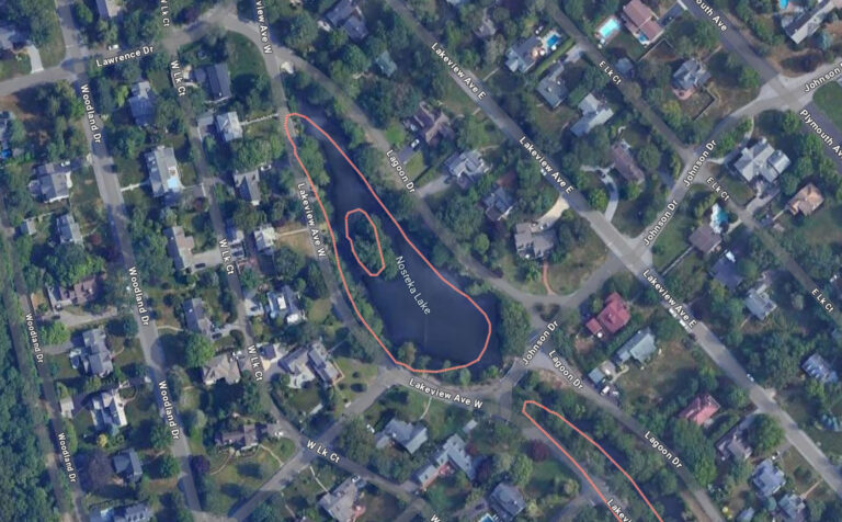 Luchtfoto van een woonwijk met een klein meer met het label "Mprndl Lake" in het midden. Straten zoals Lawrence Dr en W L Ct zijn zichtbaar, met huizen en groen rondom het gebied.