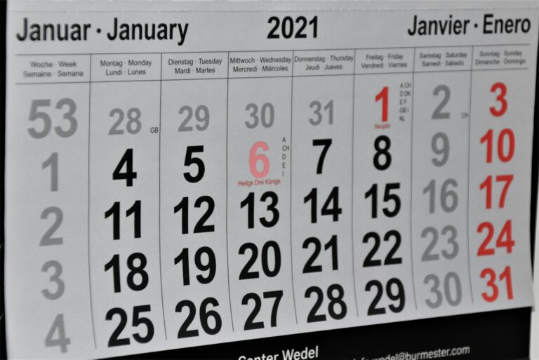 Er wordt een meertalige kalenderpagina voor januari 2021 weergegeven, met de dagen van de week in het Duits, Engels, Spaans en andere talen. De 6e is rood gemarkeerd, gemarkeerd als "Heilige Drei Könige" (Driekoningen).